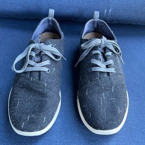 Tom’s lace up casual sneaker size 9